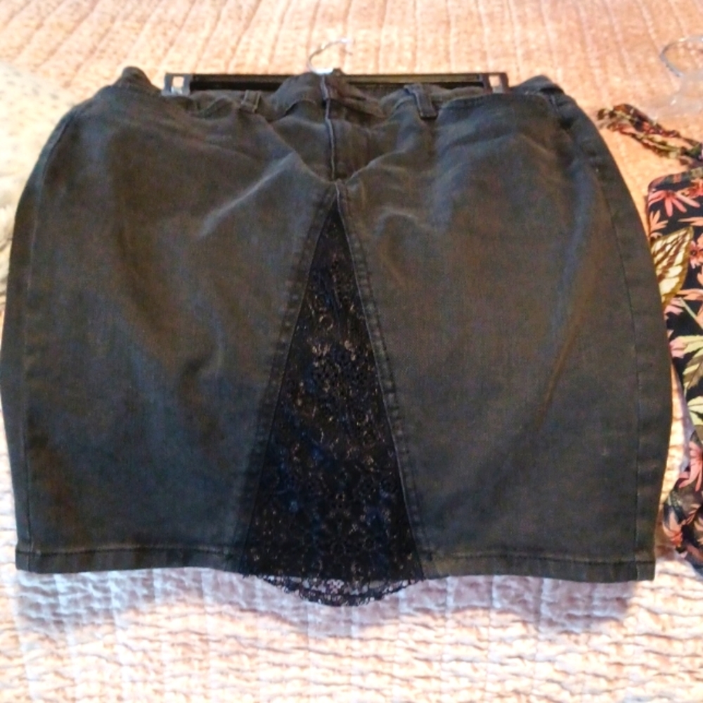 Joe's Black Jean Skirt Size 28 & Xhilaration Floral Top size Large - Picture 4 of 7